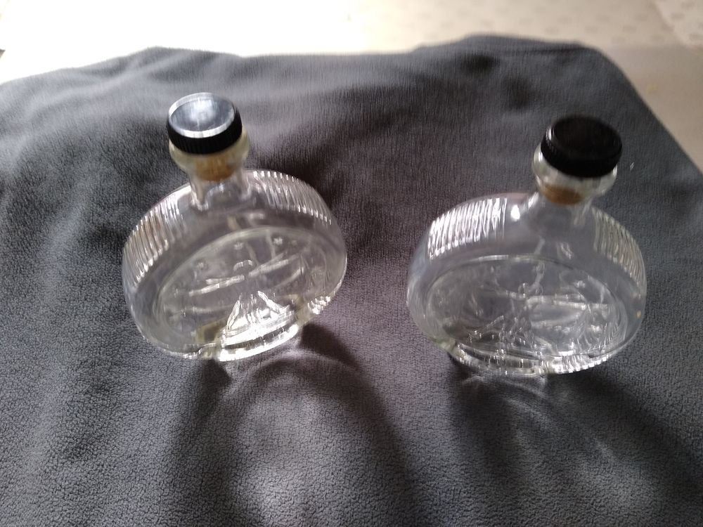 2 Anciennes petites bouteilles en verre grav&eacute;e en relief Décoration