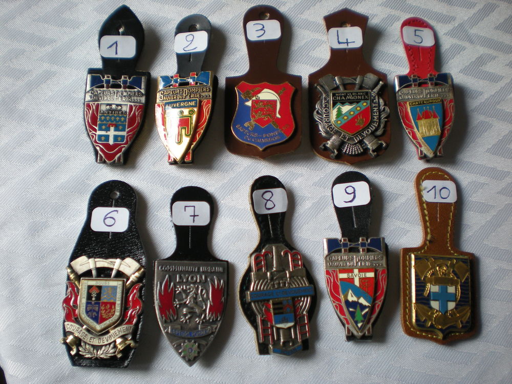 diff&eacute;rents insignes de sapeur pompier
