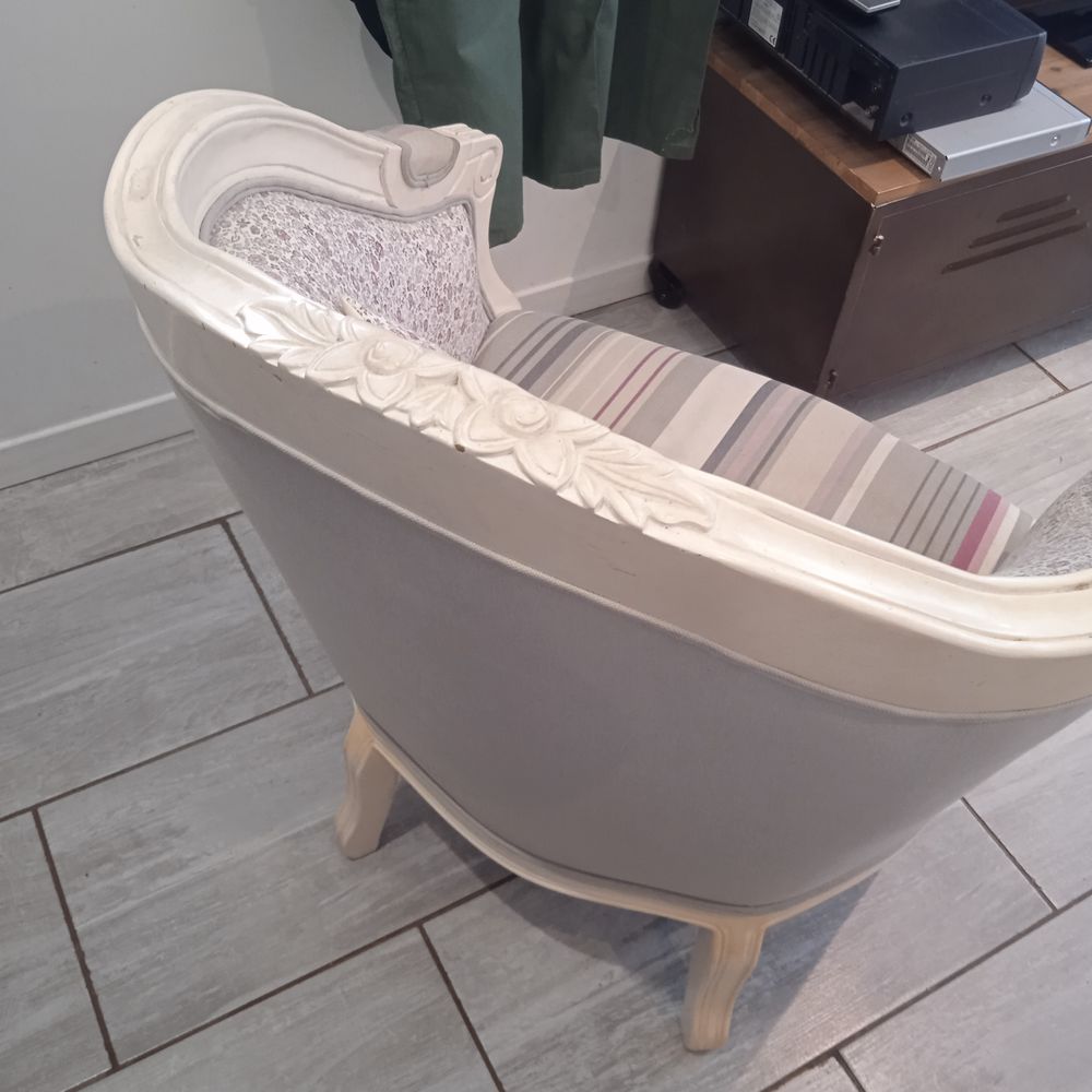Fauteuil bergere structure bois tissus tons gris et rose ave Meubles