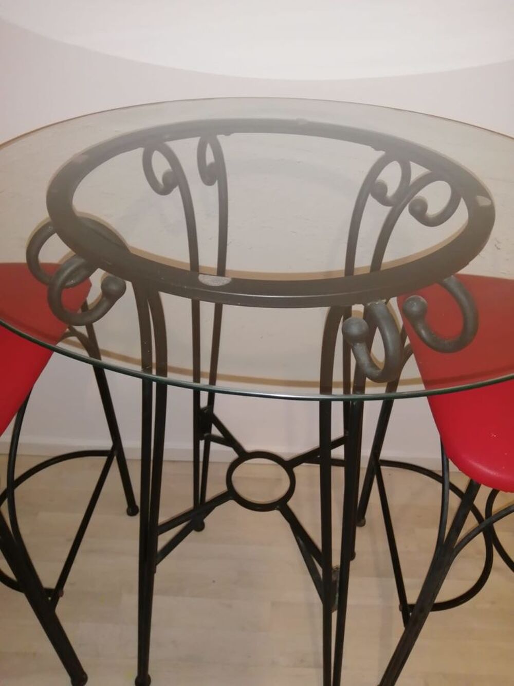 Table de bistrot avec deux chaises Meubles