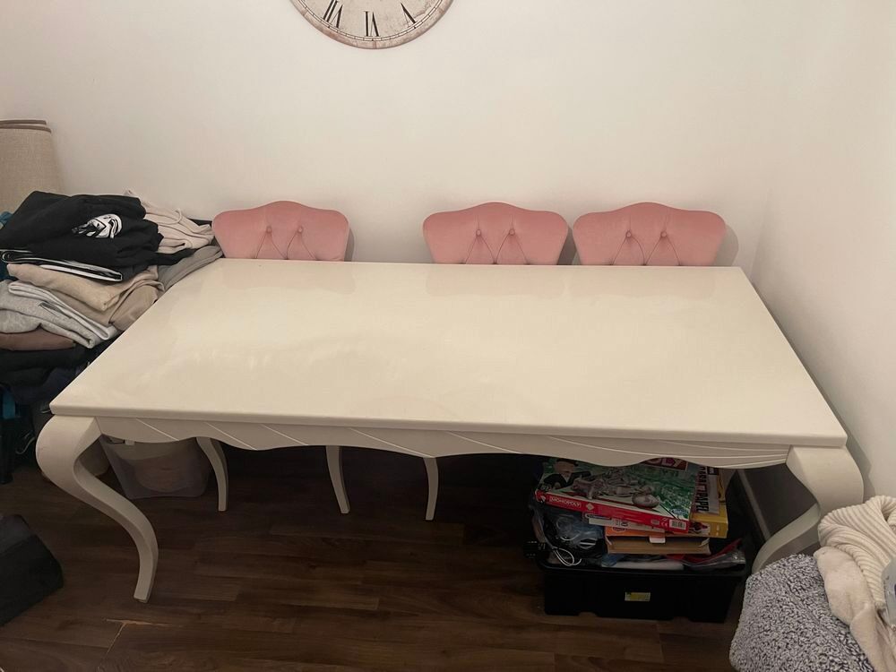 6 chaises capitonn&eacute;es avec table Meubles