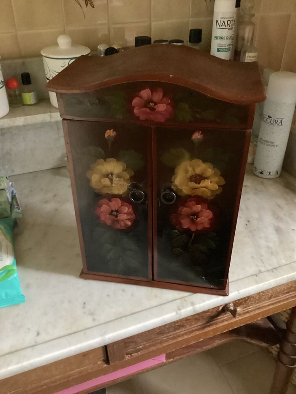 Petite armoire ancienne fleurie Décoration