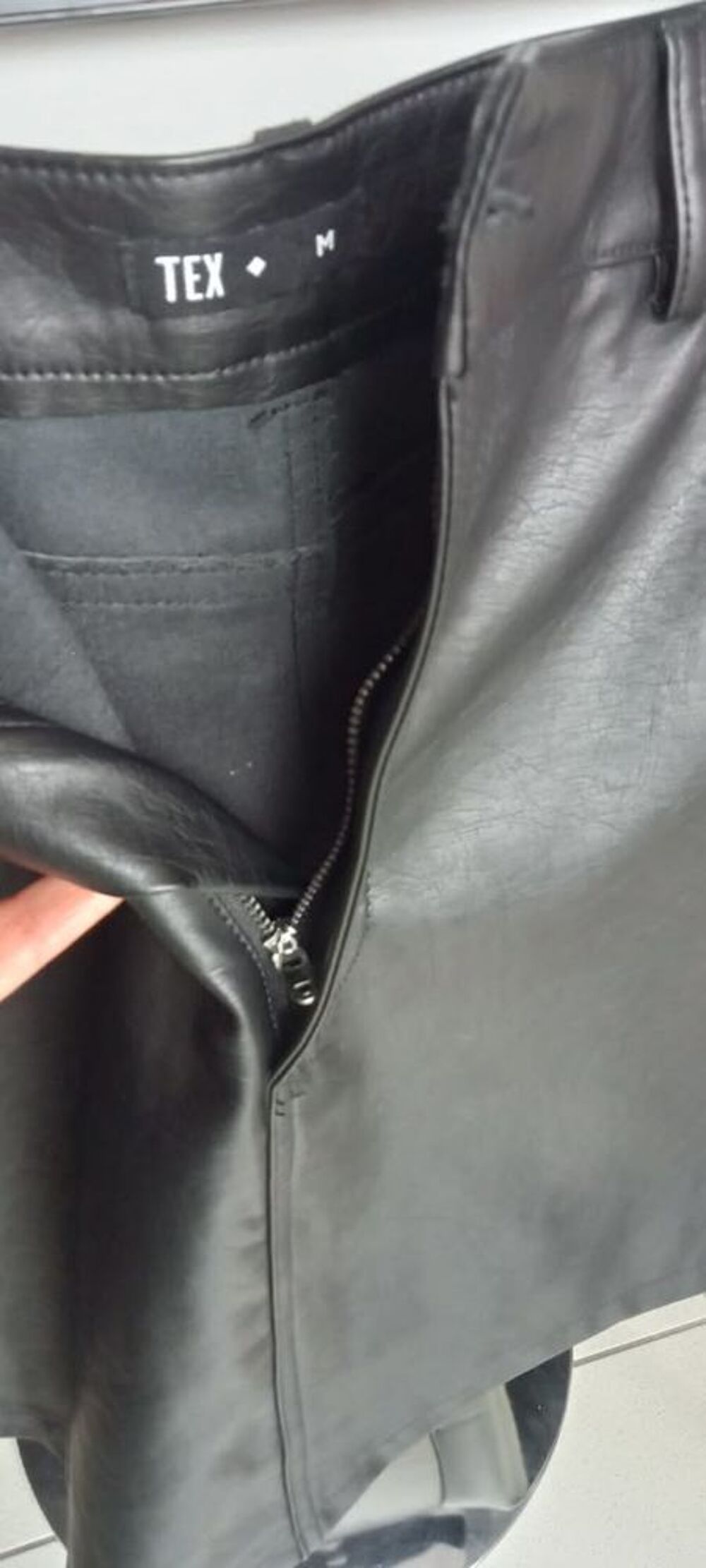 Jupe tr&egrave;s belle imitation cuir. Vêtements