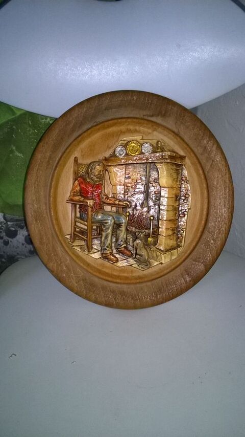 Assiette en bois avec sculpture
berger devant le feu 8 Talange (57)