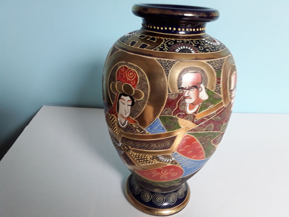 Tr&egrave;s beau vase Japonaise de Satsuma avec d&eacute;cors d'hommes et Dcoration