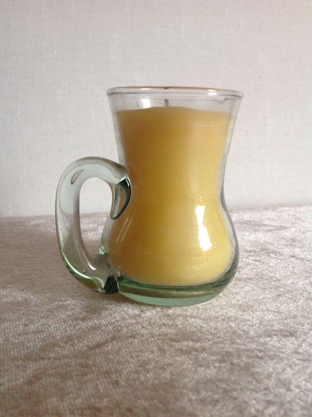 BOUGIE PARFUM&Eacute;E EN VERRE AVEC ANSE Envoi Possible
Décoration