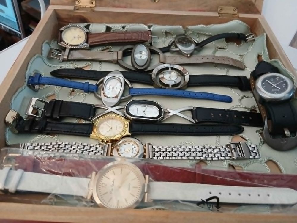  Lot dix montres + coffret bois vitr&eacute; de valeur N&deg;1346 Bijoux et montres