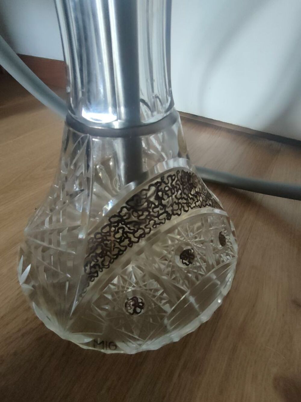 Chicha MIG ARMOUR. une base en verre de boheme travaill&eacute;. Décoration