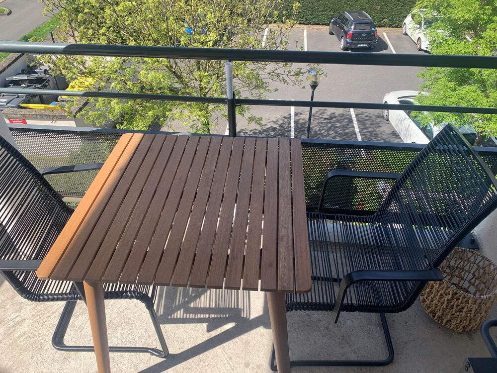 Deux chaises et une table Jardin