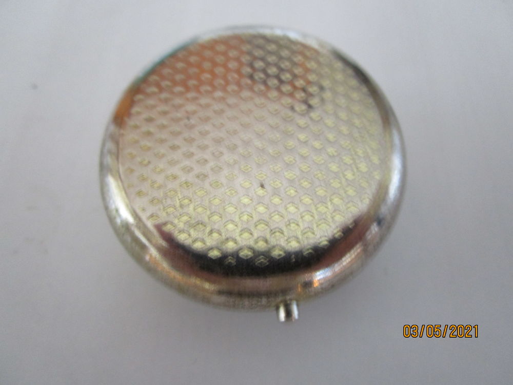 petit pilulier avec CAMEE en m&eacute;tal dor&eacute; Bijoux et montres