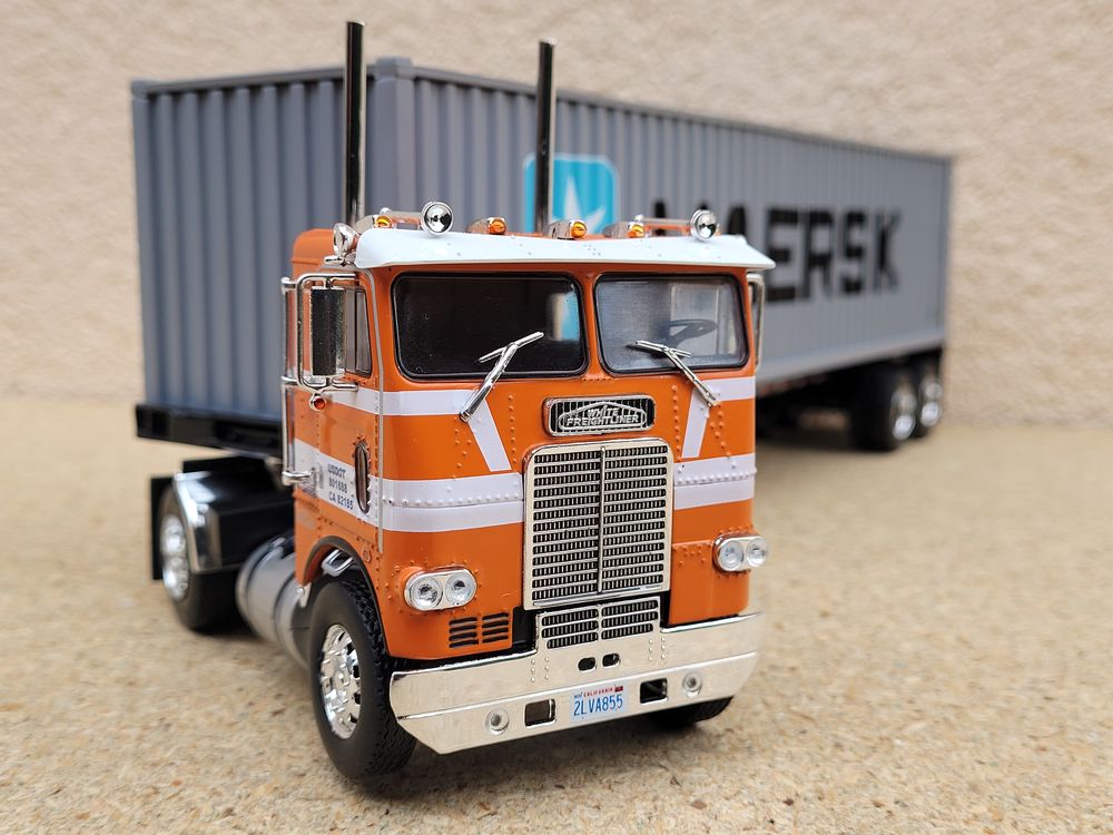 Camion am&eacute;ricain Freightliner Coe + porte-container MAERSK 