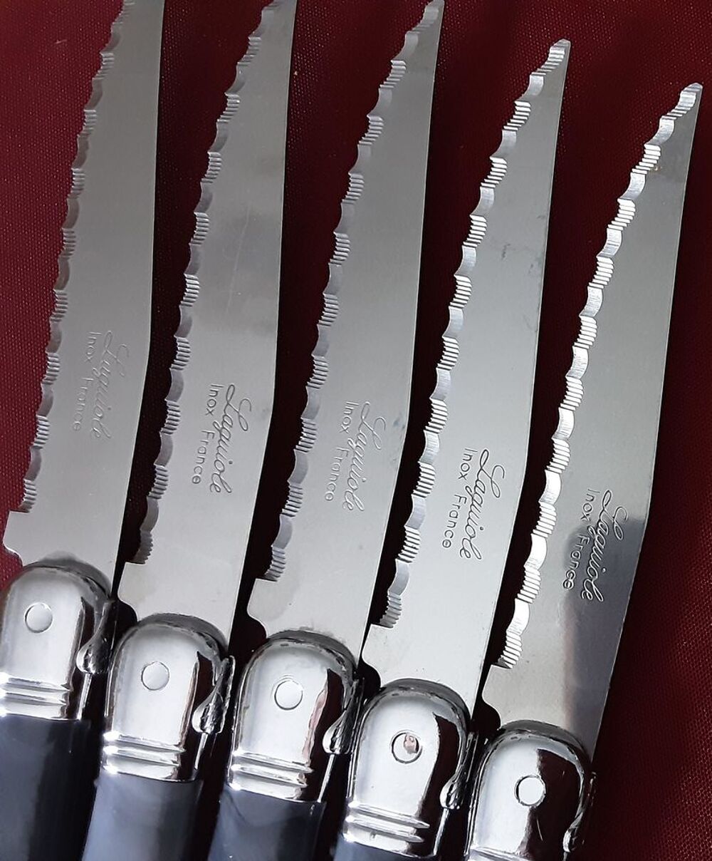 Cinq couteaux &agrave; dents LAGUIOLE manches de couleur gris nacr Cuisine