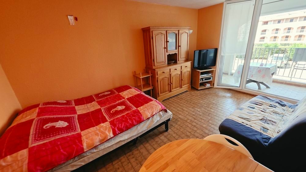 Vente Appartement LE CAP D'AGDE : Secteur du môle (Proche plage 150m et commerces de la flânerie) 1er étage: studio / loggia (21.86m² + 5.10m² loggia). Le cap d agde