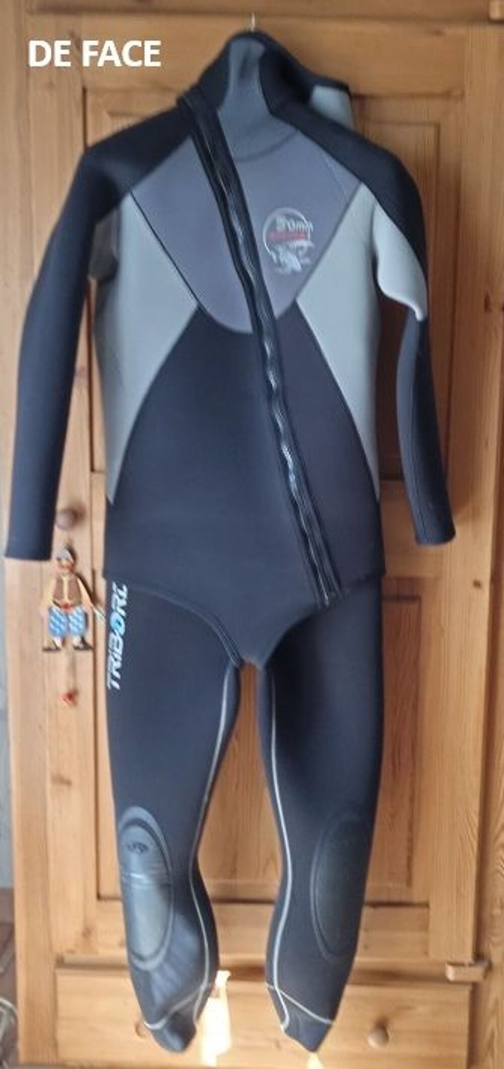 Tenue de plong&eacute;e 2 pi&egrave;ces veste zipp&eacute;e. 
Sports