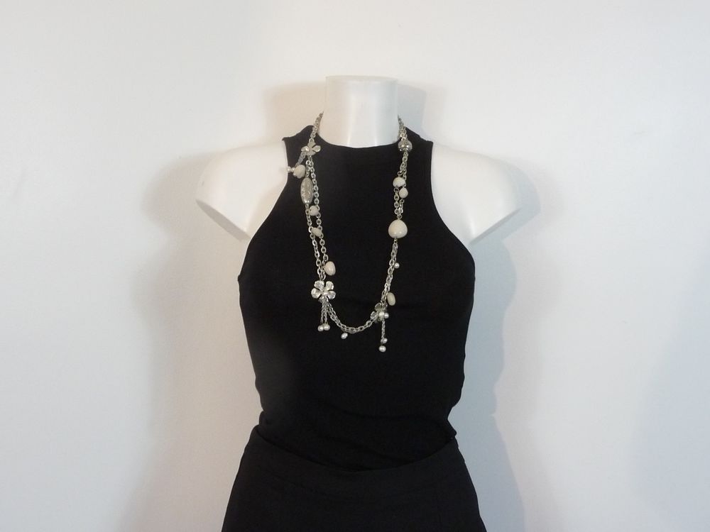 Collier/ Sautoir en M&eacute;tal Argent&eacute; et ses Fleurs et Pierres Bijoux et montres