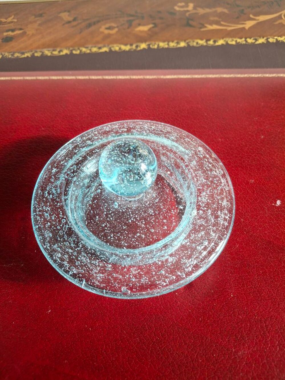 Pot couvert en verre bull&eacute; de Biot, bonbonni&egrave;re Décoration