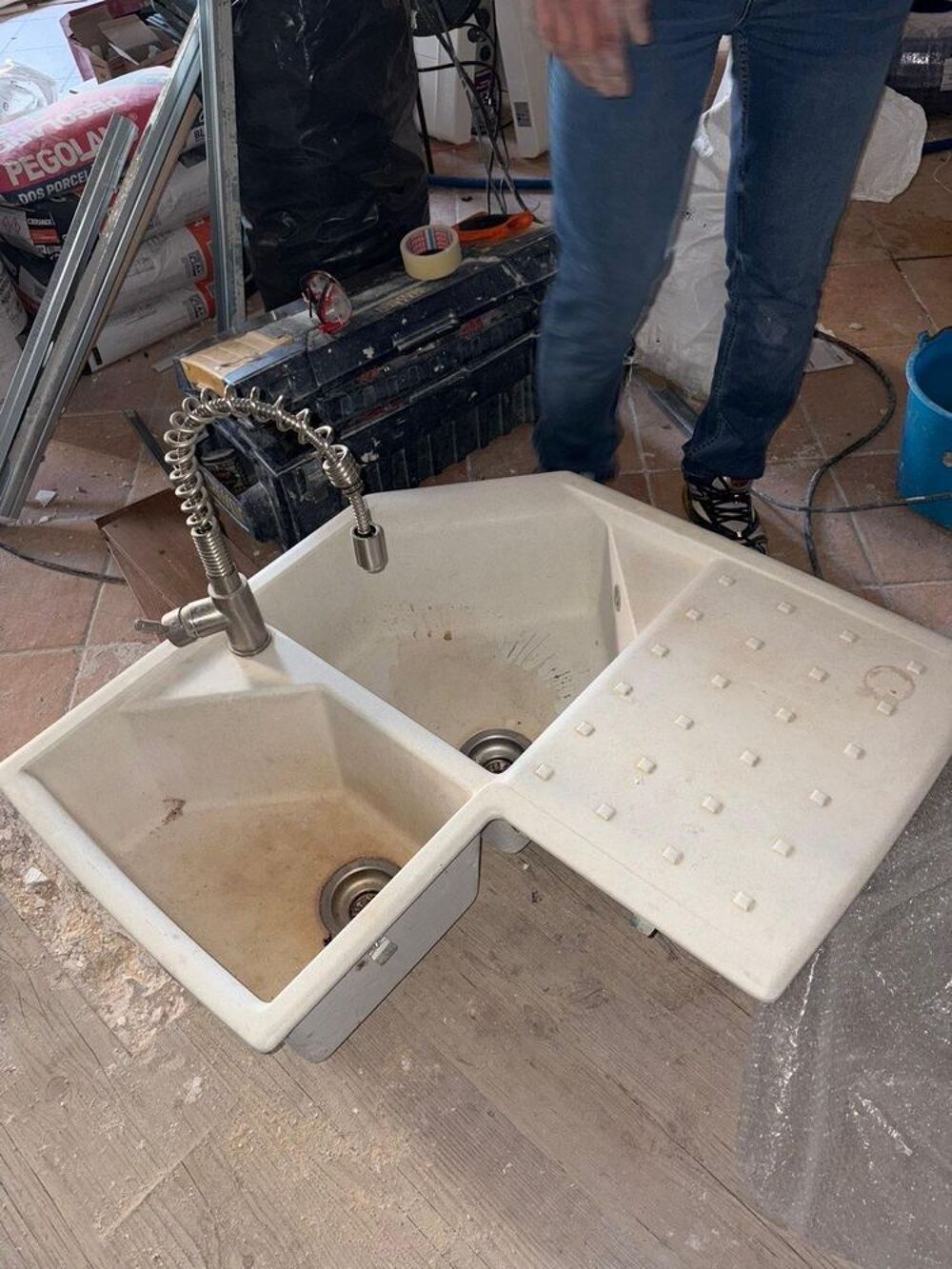 &Eacute;vier d'angle avec robinetterie Bricolage