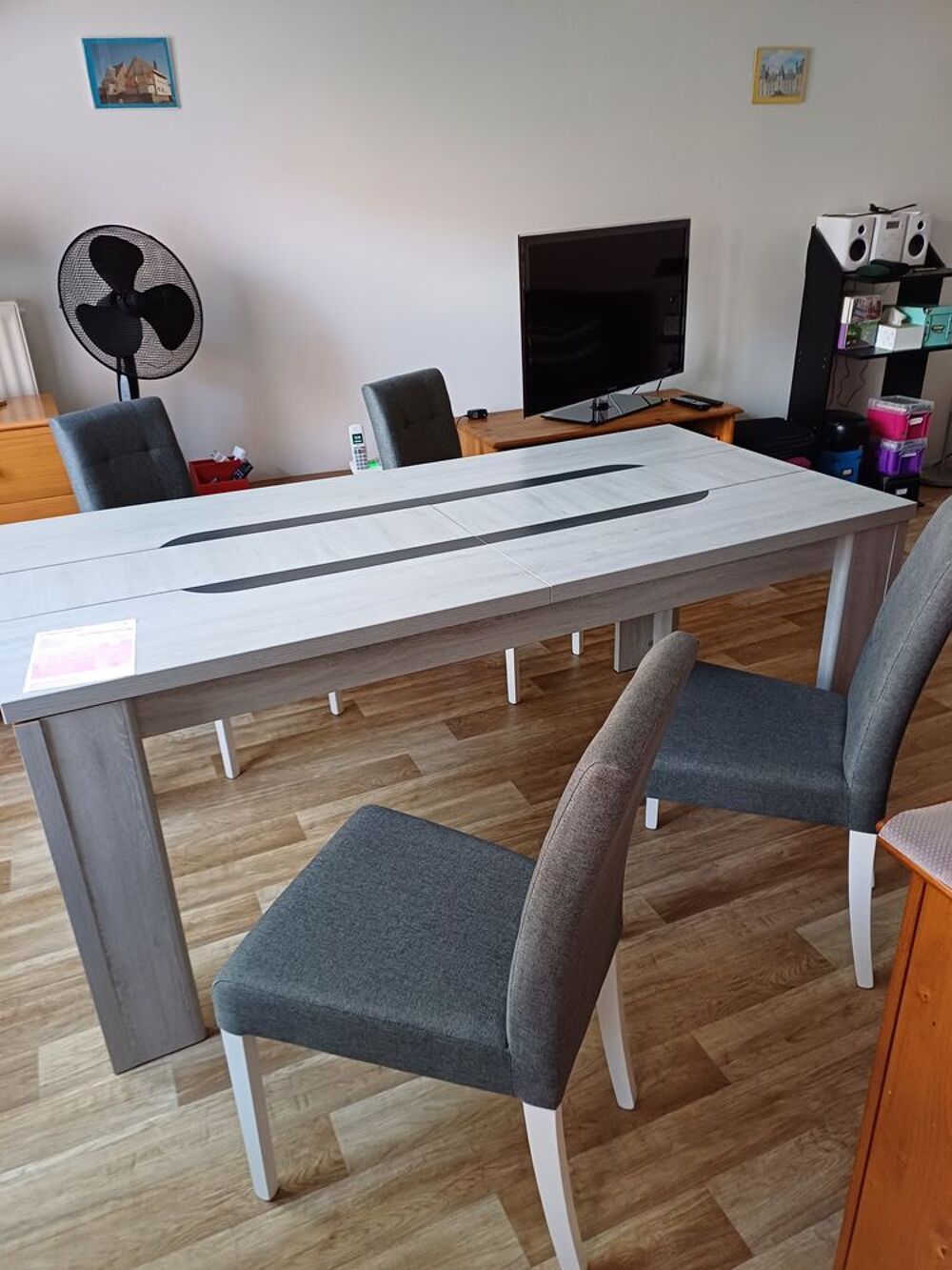 table salle &agrave; manger avec quatre chaises Meubles