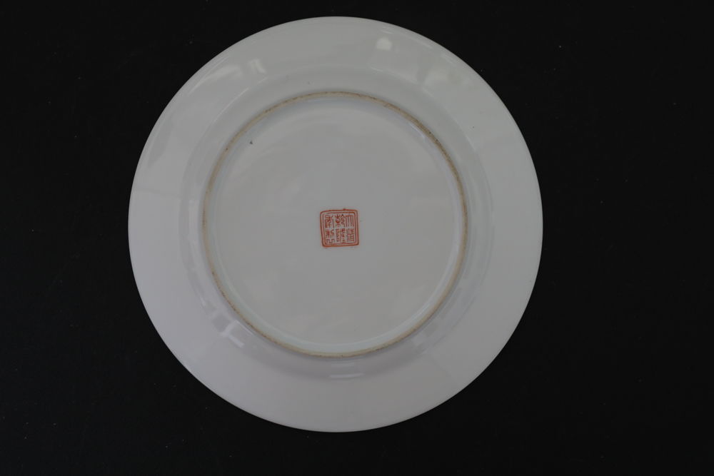 ASSIETTE EN PORCELAINE CHINOISE 4 HOMMES ET 1 CHEVAL 