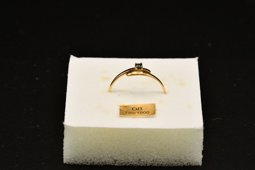 bague or jaune et saphir Bijoux et montres
