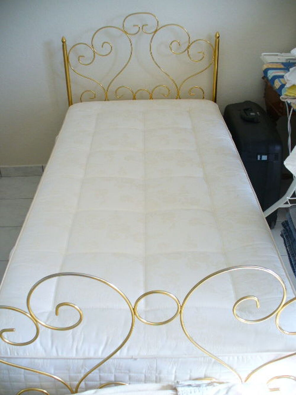Lit m&eacute;tallique avec parements dor&eacute;s &amp; matelas 90 cm Meubles
