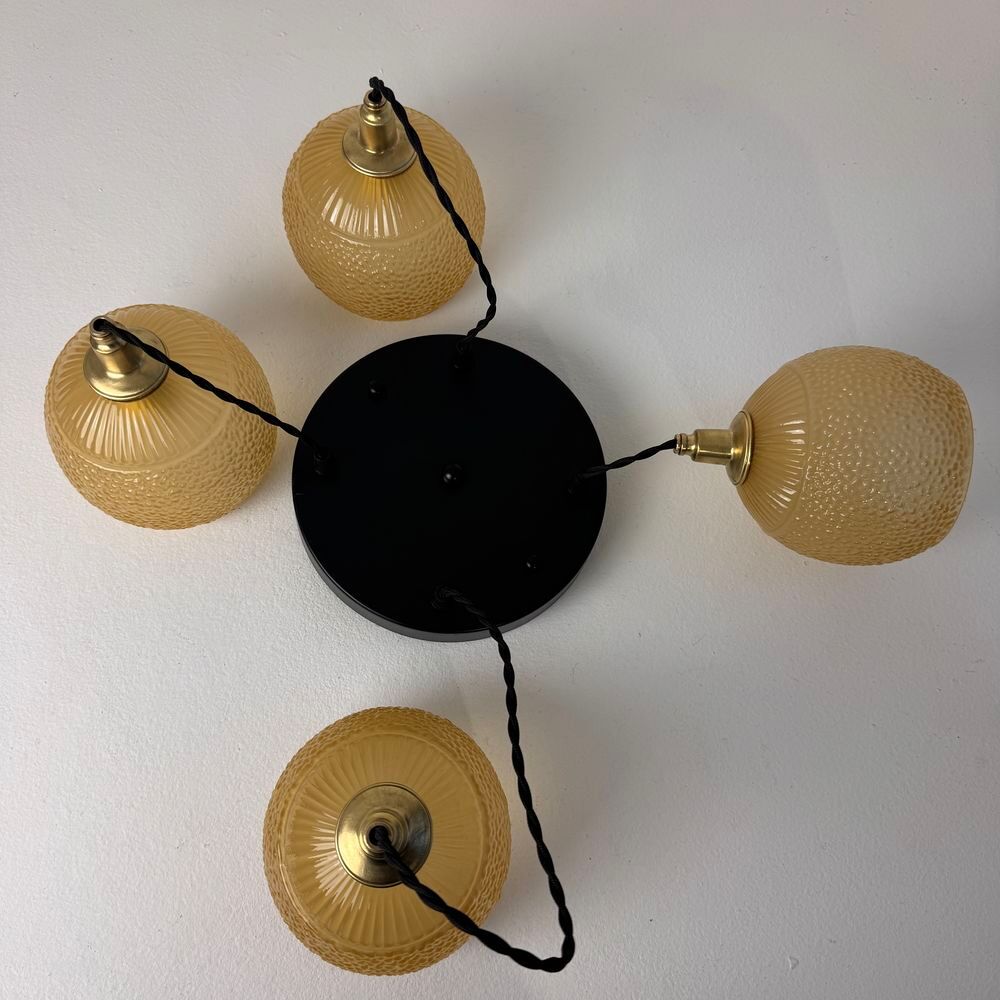 Tr&egrave;s belle applique en laiton et verre opalin. En bel &eacute;tat g Décoration