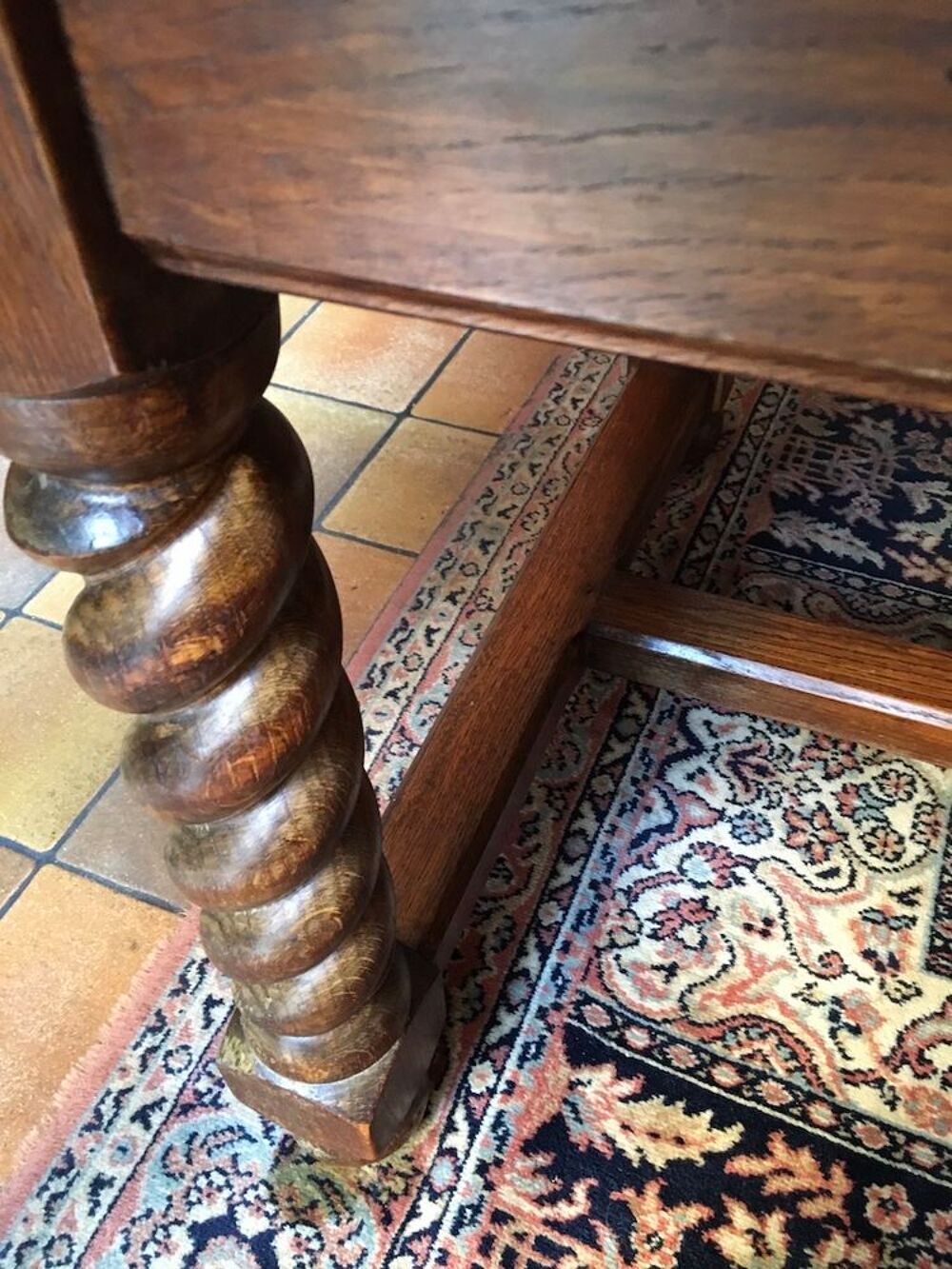 Tr&egrave;s grande table monast&egrave;re, pieds tourn&eacute;s, en ch&ecirc;ne. 
Meubles
