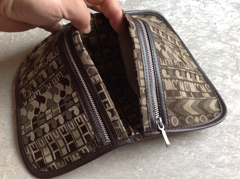 POCHETTE SAC &Agrave; MAIN EN TISSU FIOCCHI Envoi Possible
Maroquinerie