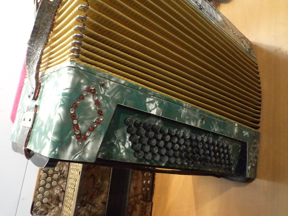Tres ancien accord&eacute;on Instruments de musique