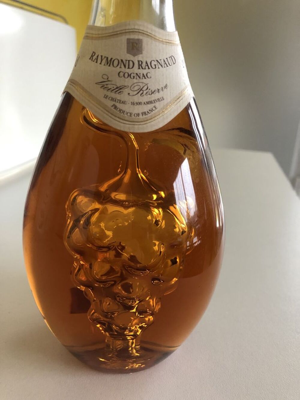 COGNAC VIEILLE RESERVE AVEC GRAPPE RAISINS EN VERRE 