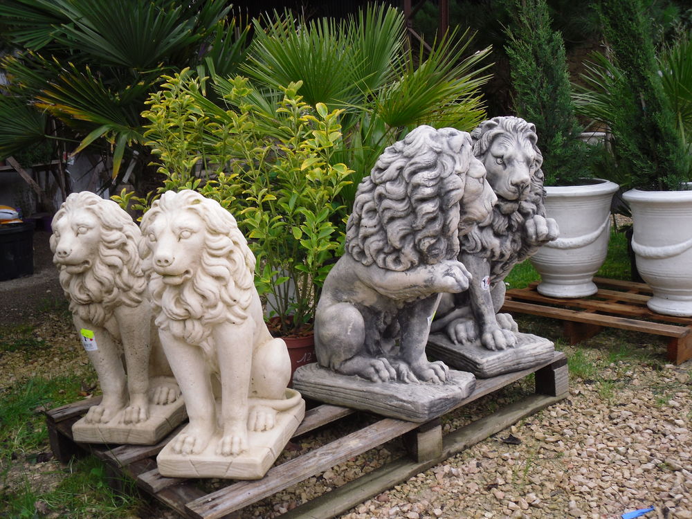 STATUE DE LION en pierre reconstitu&eacute;e
Décoration