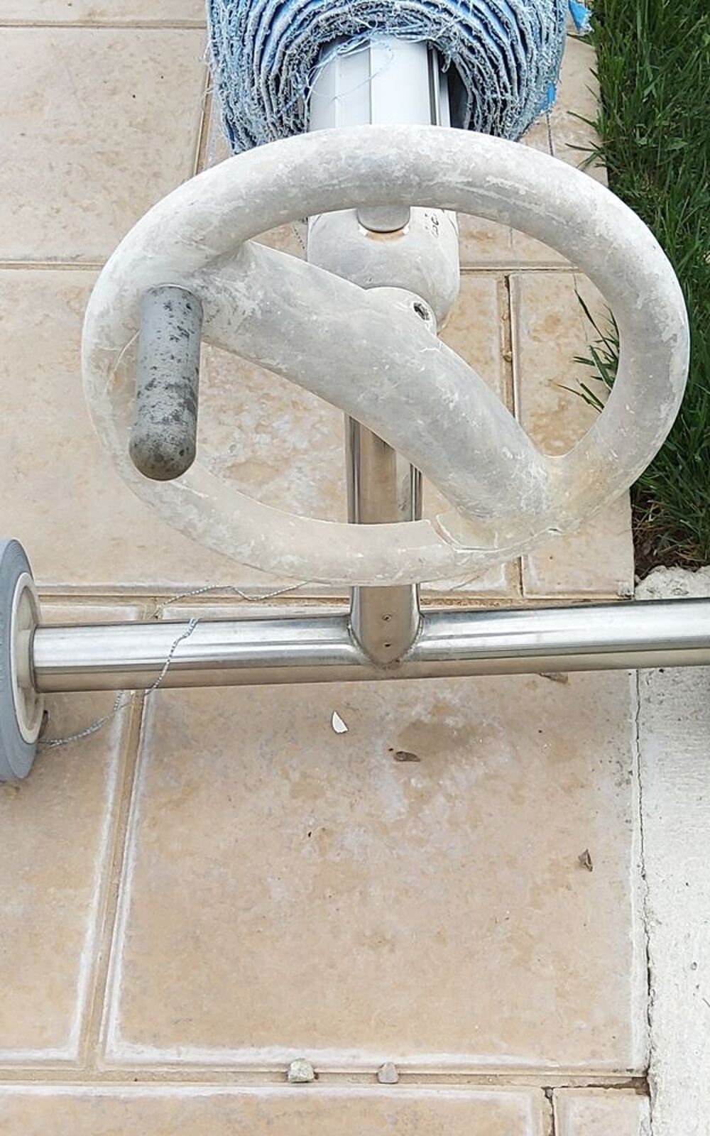 enrouleur bache a bulles pour piscine. Jardin