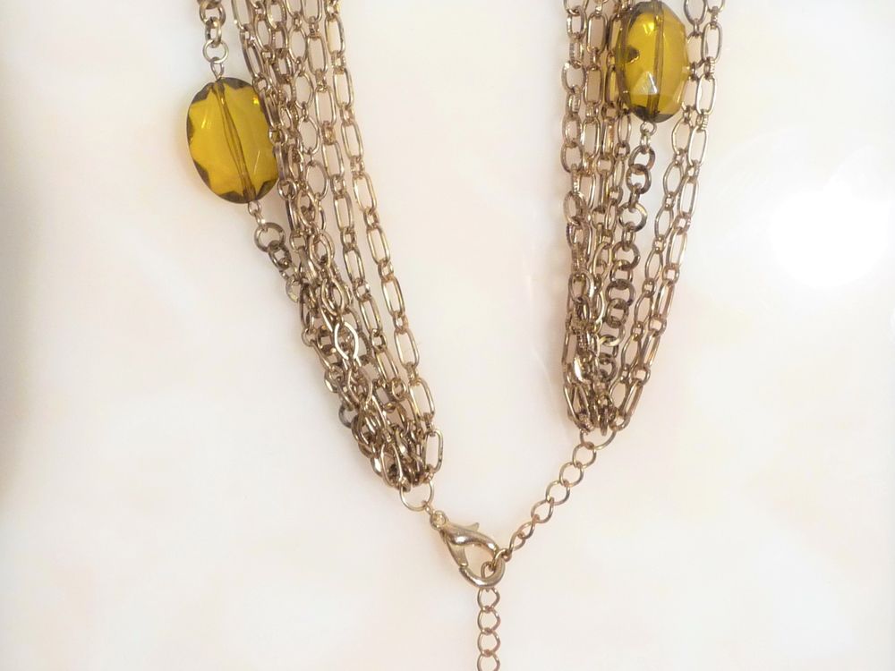 Collier en M&eacute;tal Dor&eacute; avec 5 Perles en Plastique Jaune Bijoux et montres