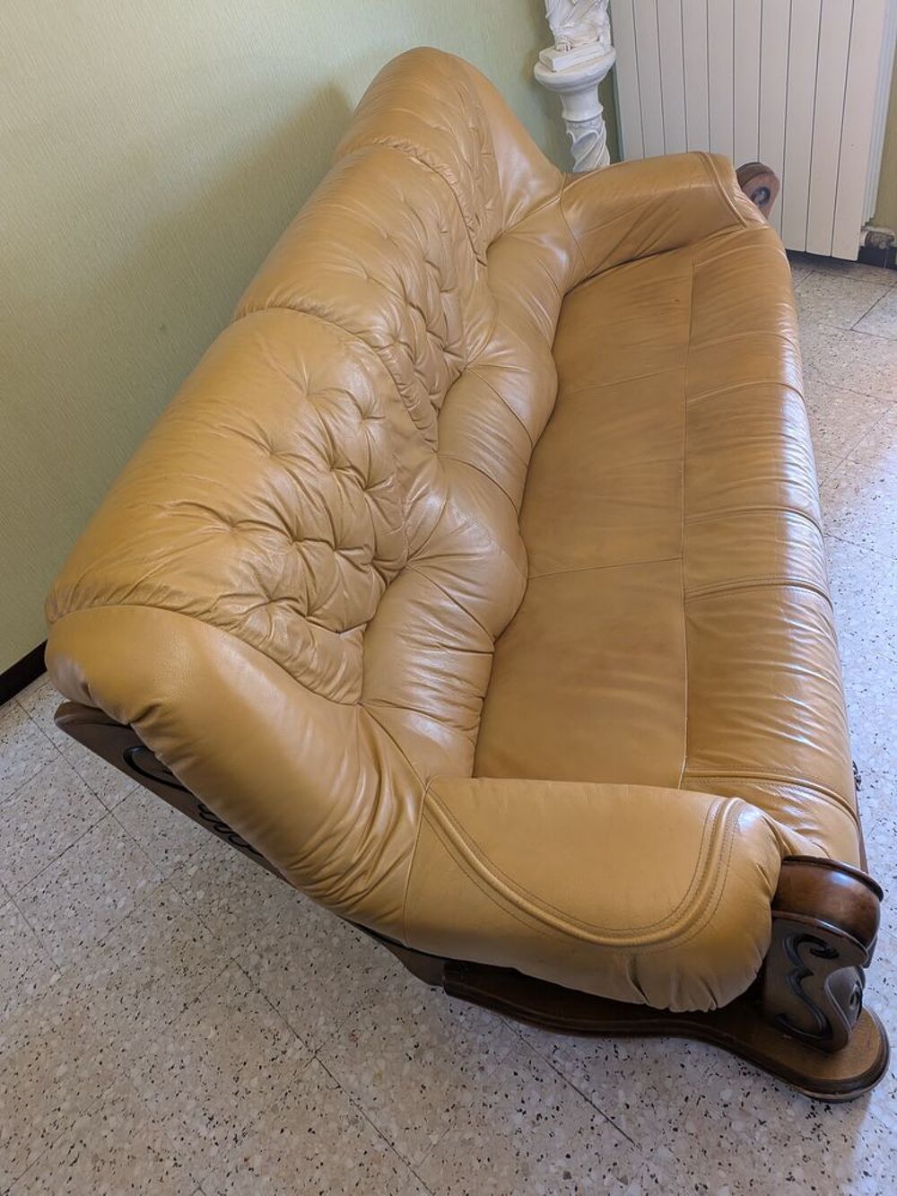 Beau canap&eacute; 3 places beige cuir et bois Meubles