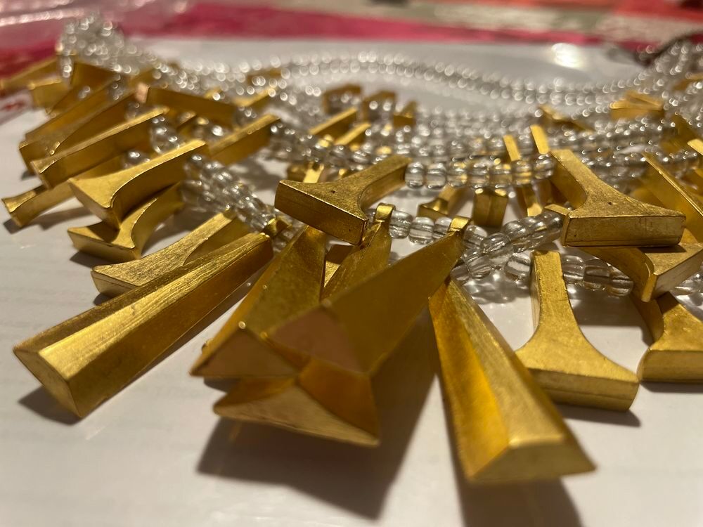 Collier d&eacute;fil&eacute; 8 rangs enfilage perles motifs dor&eacute;s ANTIGONA Bijoux et montres