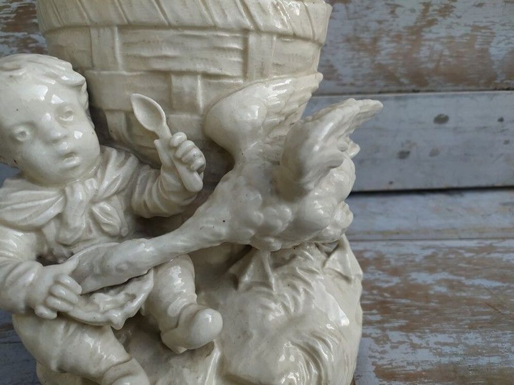 Ancien Vase Fa&iuml;ence Blanche Oie Volant le Gouter d'un Enfant Décoration