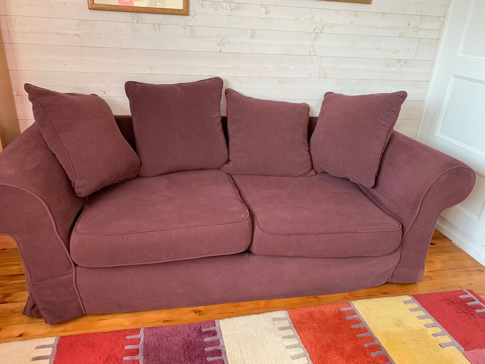 canap&eacute; de couleur mauve en tr&egrave;s bon &eacute;tat.
Meubles
