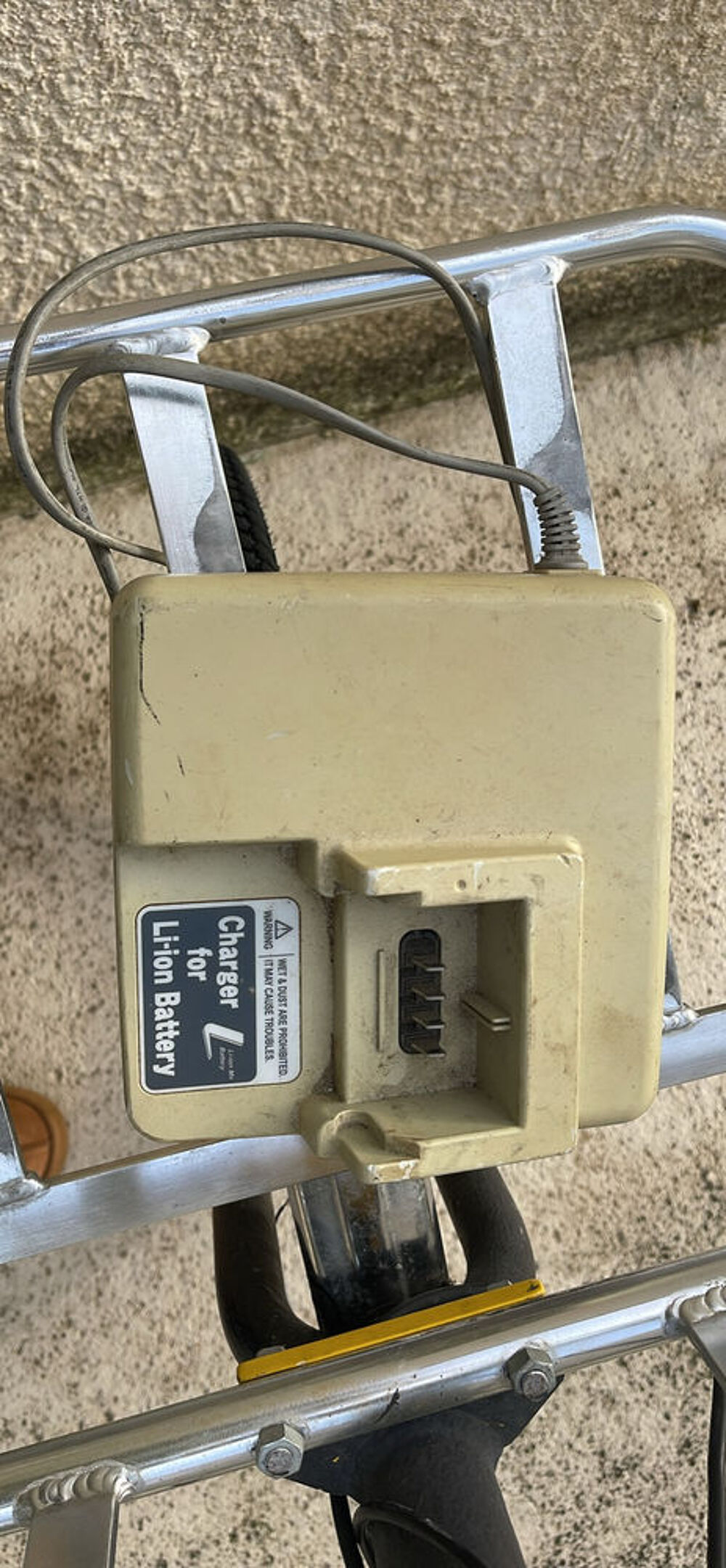 V&eacute;lo &eacute;lectrique vintage de la poste Vélos