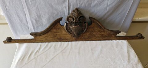 Ancien fronton sculpté en bois chène
Longueur 95cm
Saint-Pierre-les-Étieux (18)