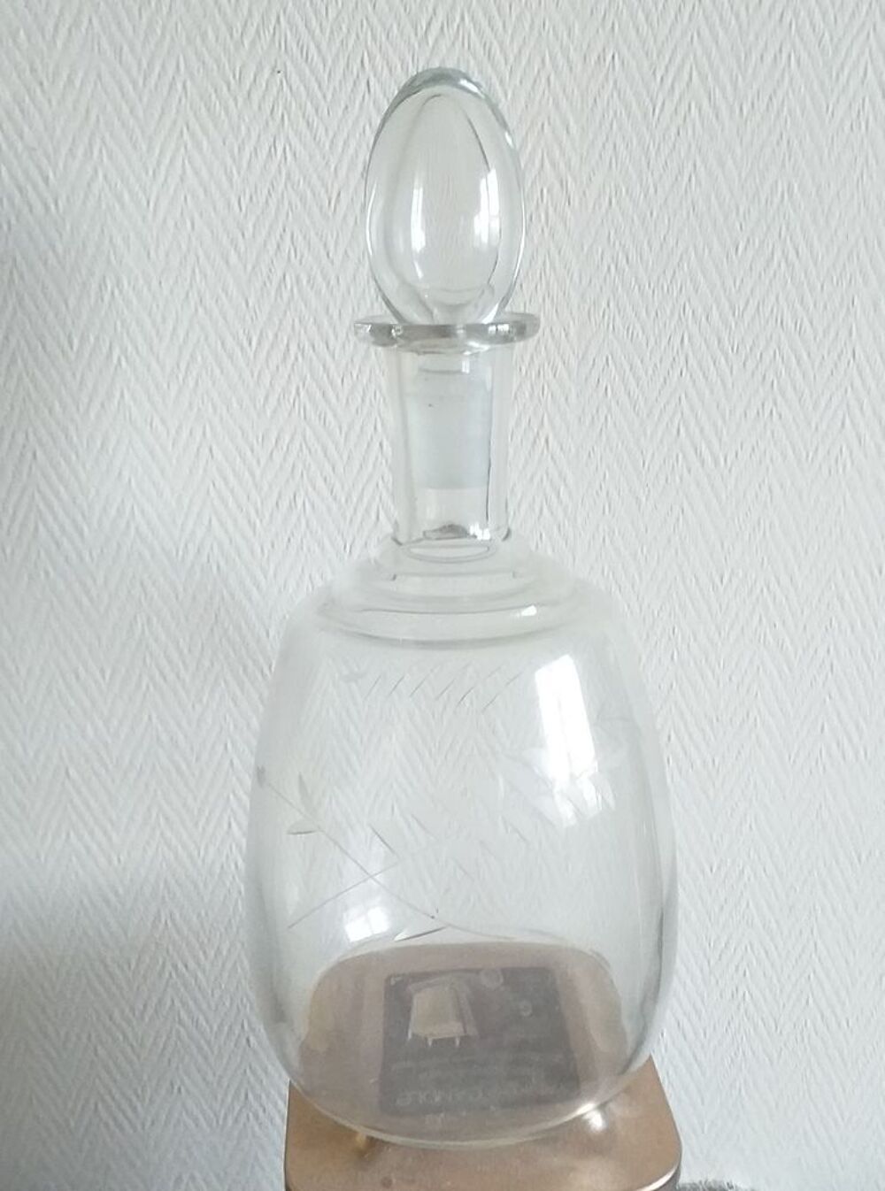  CARAFE en verre grav&eacute;, &agrave; d&eacute;cor de foug&egrave;re et son bouchon Décoration