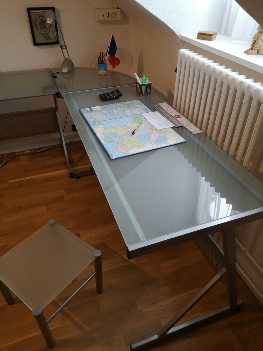 bureau d'angle modulable dessus en verre d&eacute;montable et modulable avec une table avec roulettes plus une petite table. Meubles