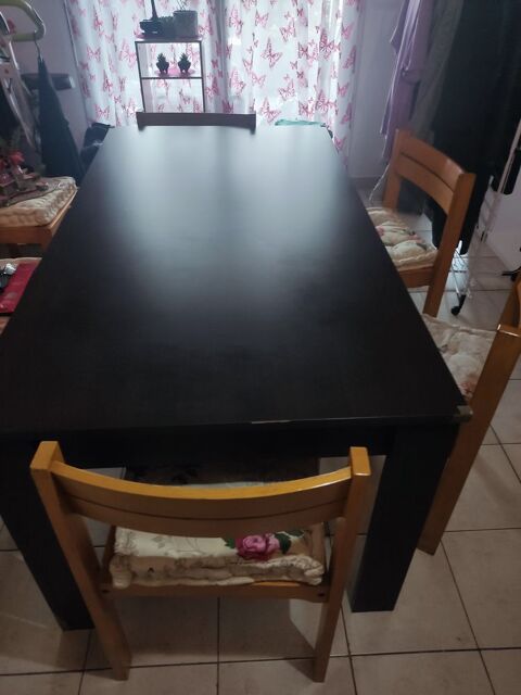 Salle a manger plus 6 chaises 200 Als (30)