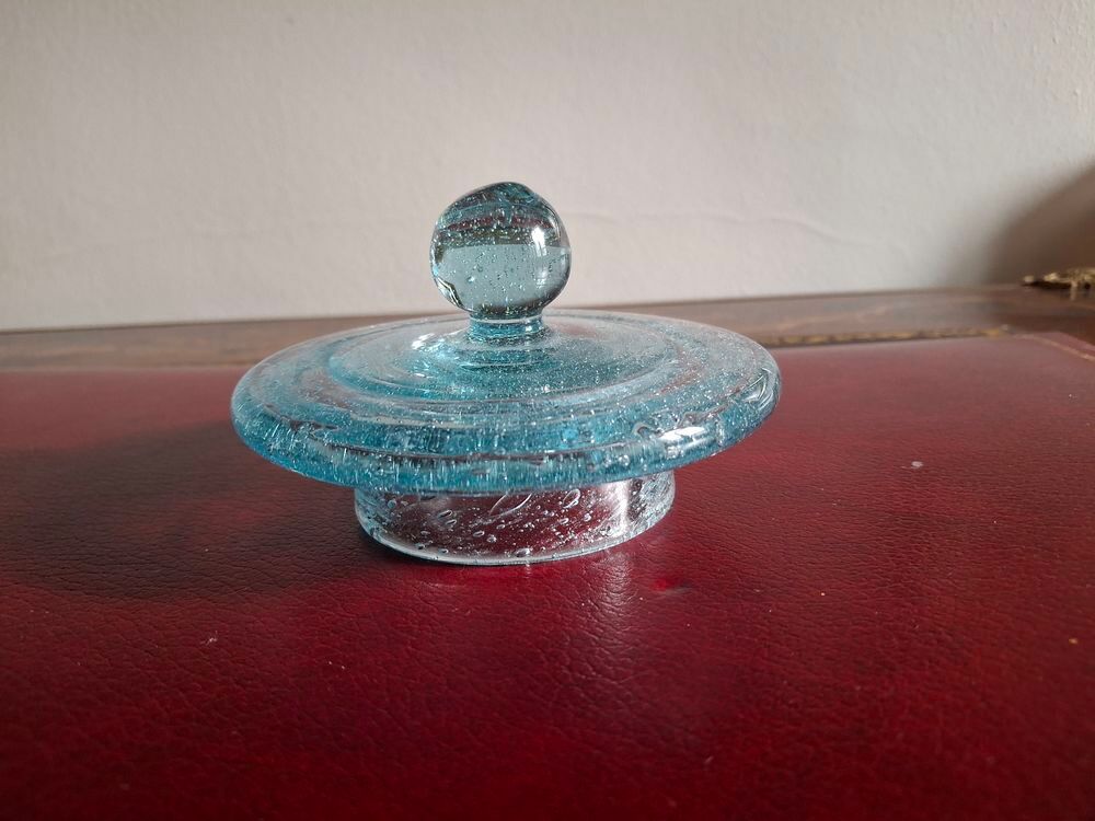 Pot couvert en verre bull&eacute; de Biot, bonbonni&egrave;re Décoration