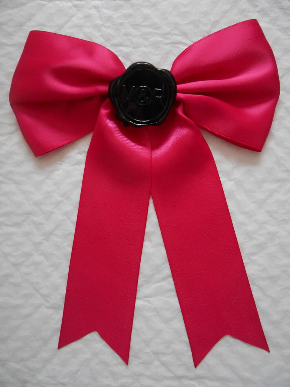 Noeud pin's rose fuchsia du parfum Viktor &amp; Rolf 