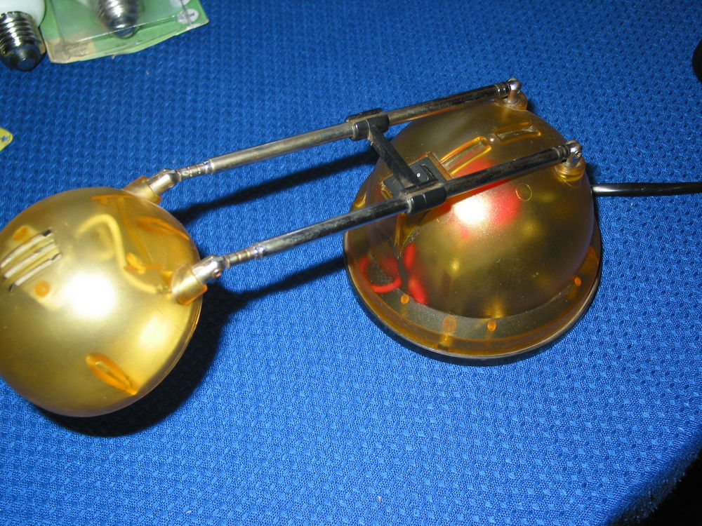 LAMPE HALOG&Egrave;NE TECHNO TRANSLUCIDE JAUNE SUR BRAS T&Eacute;LESCOPIQU Décoration