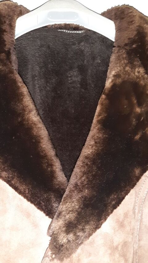 manteau en daim vraiment trs chaud pour l'hiver magnifique manteau que a soit pour les femmes ou les hommes il faut juste un petit entretien pratiquement une ou deux fois servi rien  dire magnifique manteau il faut juste l'entretenir 500 Chambray-ls-Tours (37)