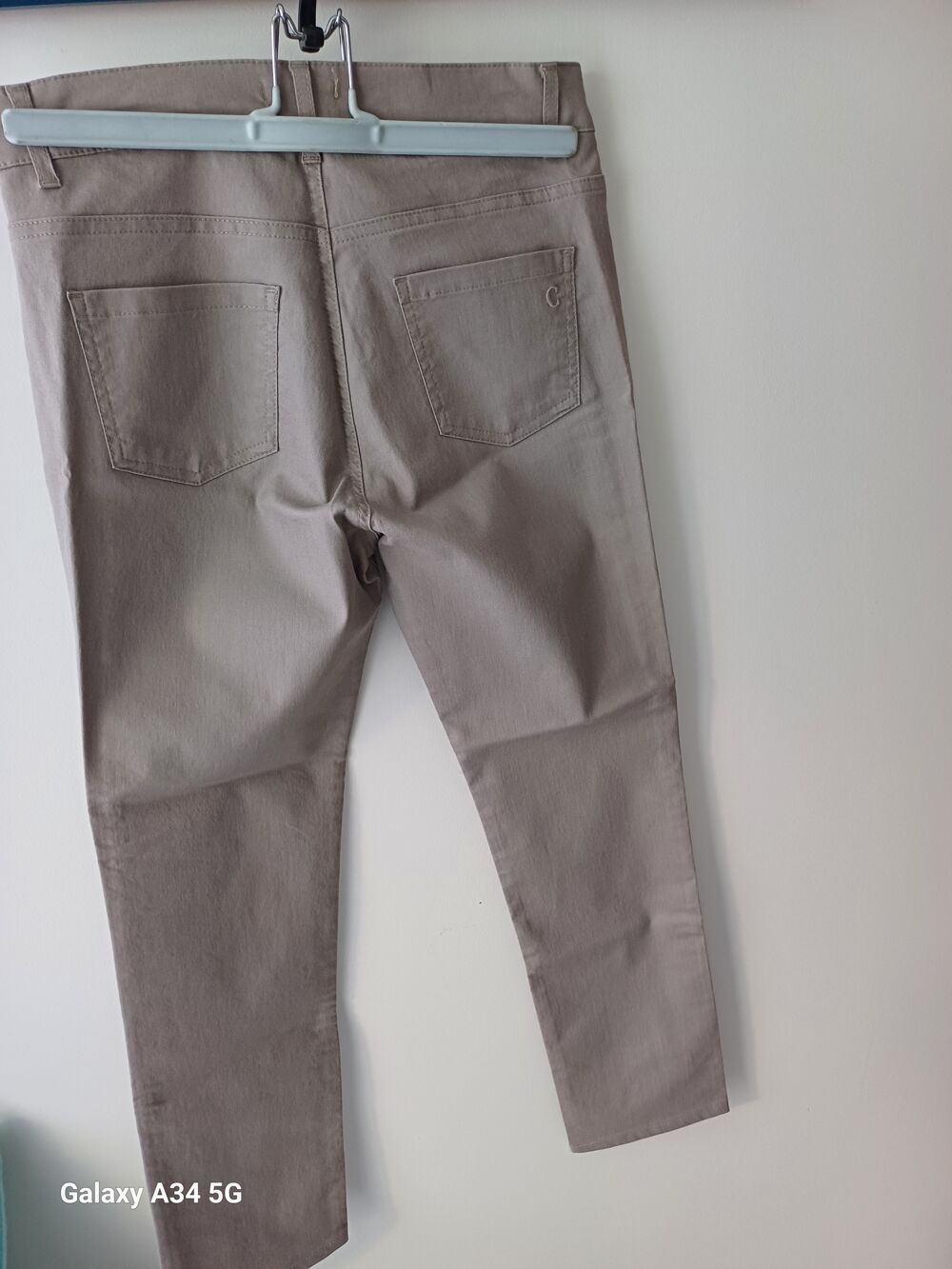 Pantalon beige marque Caroll Vêtements