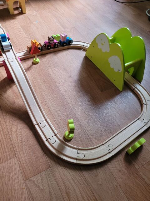 circuit train en bois avec décors 20 Paris 14 (75)