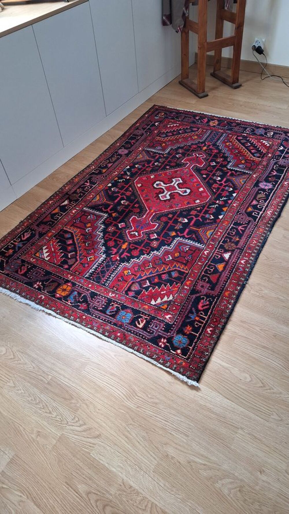 Description
Tapis de laine ancien dim : 190 par 120 cm Décoration