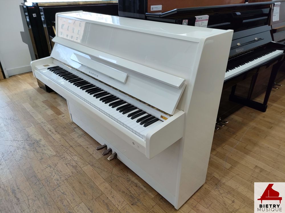 Piano droit d'occasion Samick SU-108P Blanc laqu&eacute; Instruments de musique